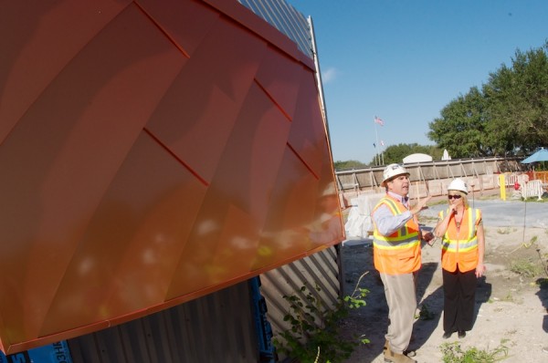 Tiling on the building changes colors just like the shuttles did when they re-entered the atmosphere Tiling on the building changes colors just like the shuttles did when they re-entered the atmosphere