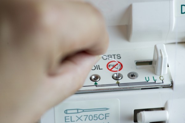 Putting thread in the air threading mechanism